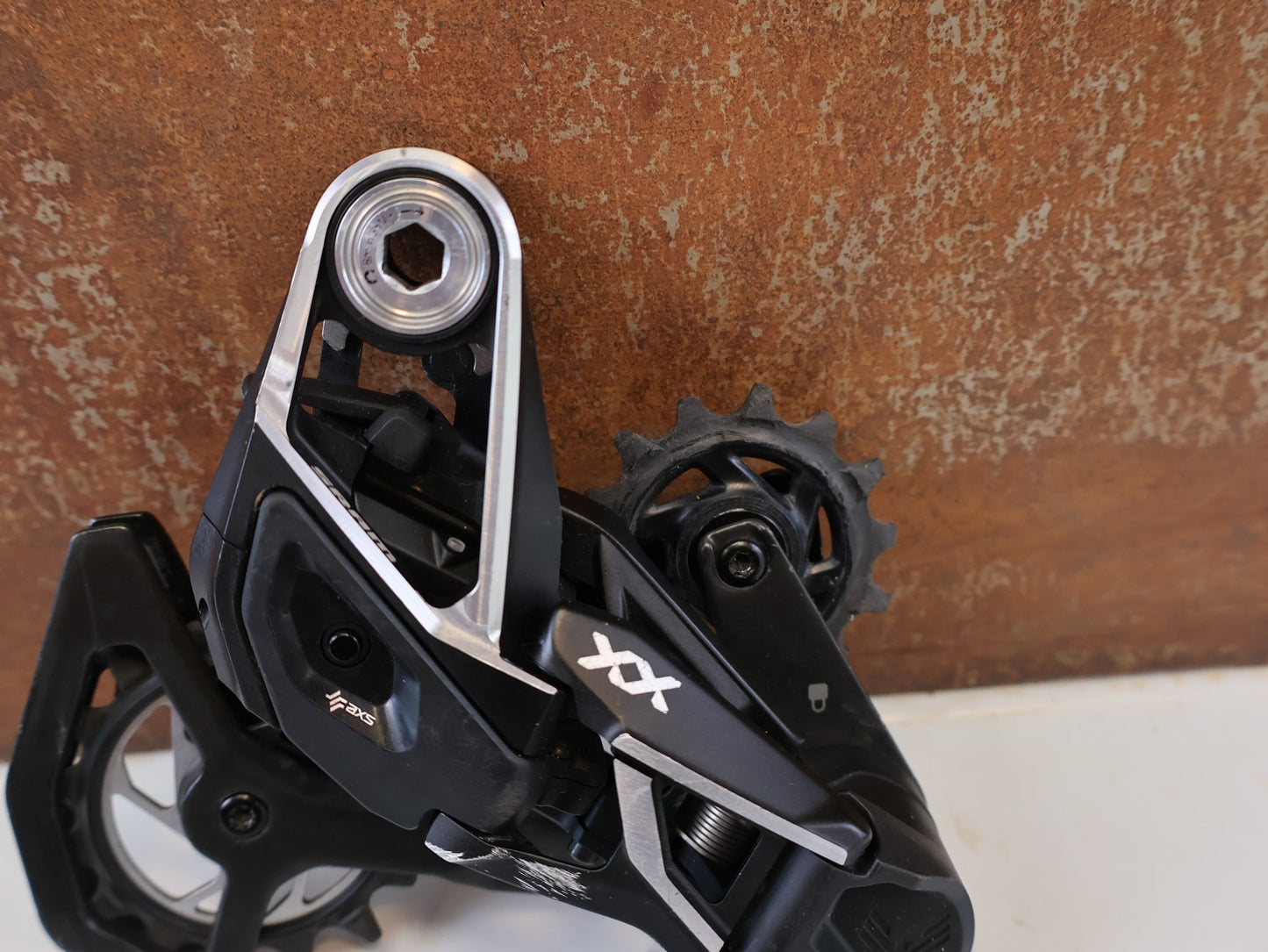 Schaltungsteile von Sram, SRAM XX SL EAGLE AXS T TYPE SCHALTWERK 12 FACH TRANSMISSION vor USEDBIKES-OB.DE Hintergrund
