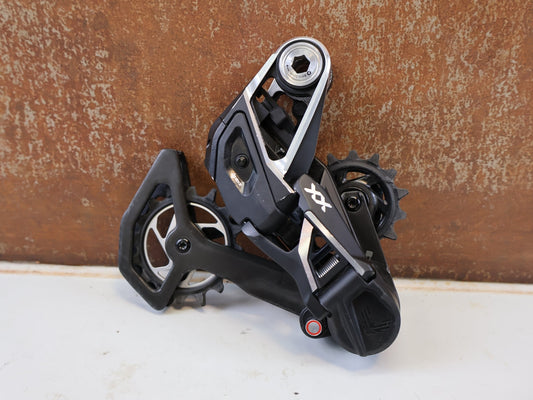 Schaltungsteile von Sram, SRAM XX SL EAGLE AXS T TYPE SCHALTWERK 12 FACH TRANSMISSION vor USEDBIKES-OB.DE Hintergrund