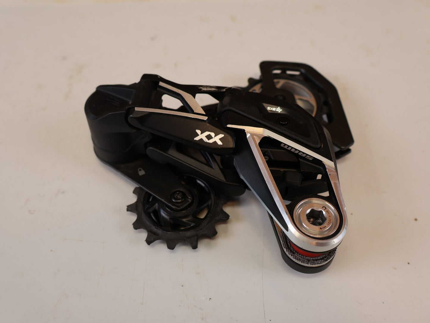 Schaltungsteile von Sram, SRAM XX SL EAGLE AXS T TYPE SCHALTWERK 12 FACH TRANSMISSION vor USEDBIKES-OB.DE Hintergrund