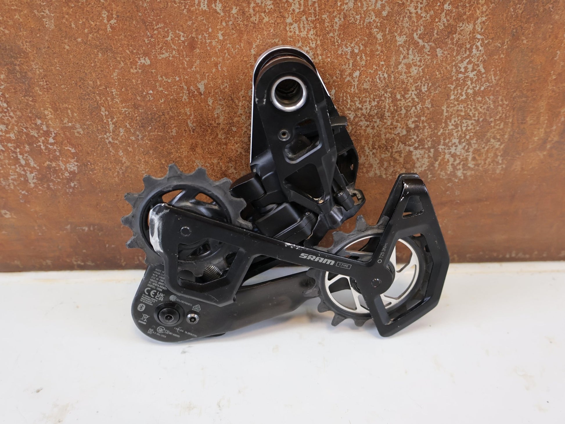 Schaltungsteile von Sram, SRAM XX SL EAGLE AXS T TYPE SCHALTWERK 12 FACH TRANSMISSION vor USEDBIKES-OB.DE Hintergrund