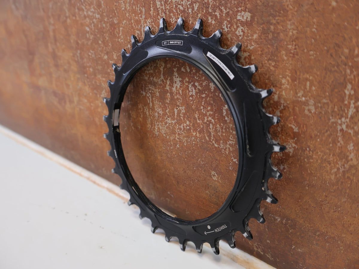 Kettenblatt von Sram, SRAM XX SL EAGLE T TYPE KETTENBLATT 32Z THREAD MOUNT / 0MM OFFSET vor USEDBIKES-OB.DE Hintergrund