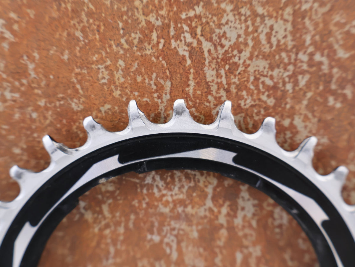 Kettenblatt von Sram, SRAM XX SL EAGLE T TYPE KETTENBLATT 32Z THREAD MOUNT / 0MM OFFSET vor USEDBIKES-OB.DE Hintergrund