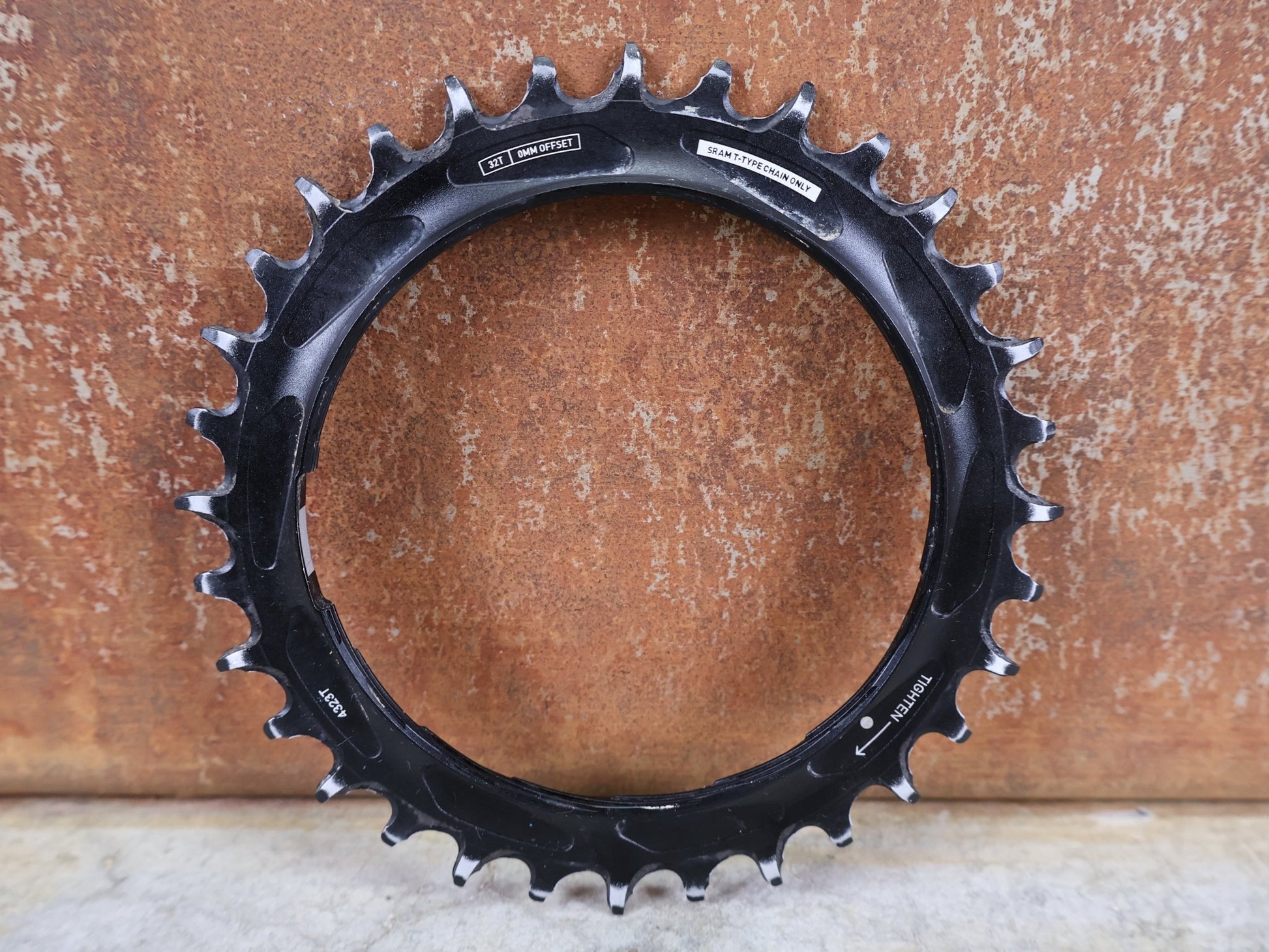 Kettenblatt von Sram, SRAM XX SL EAGLE T - TYPE KETTENBLATT / THREAD MOUNT – 32 ZÄHNE – 0 MM OFFSET vor USEDBIKES - OB.DE Hintergrund