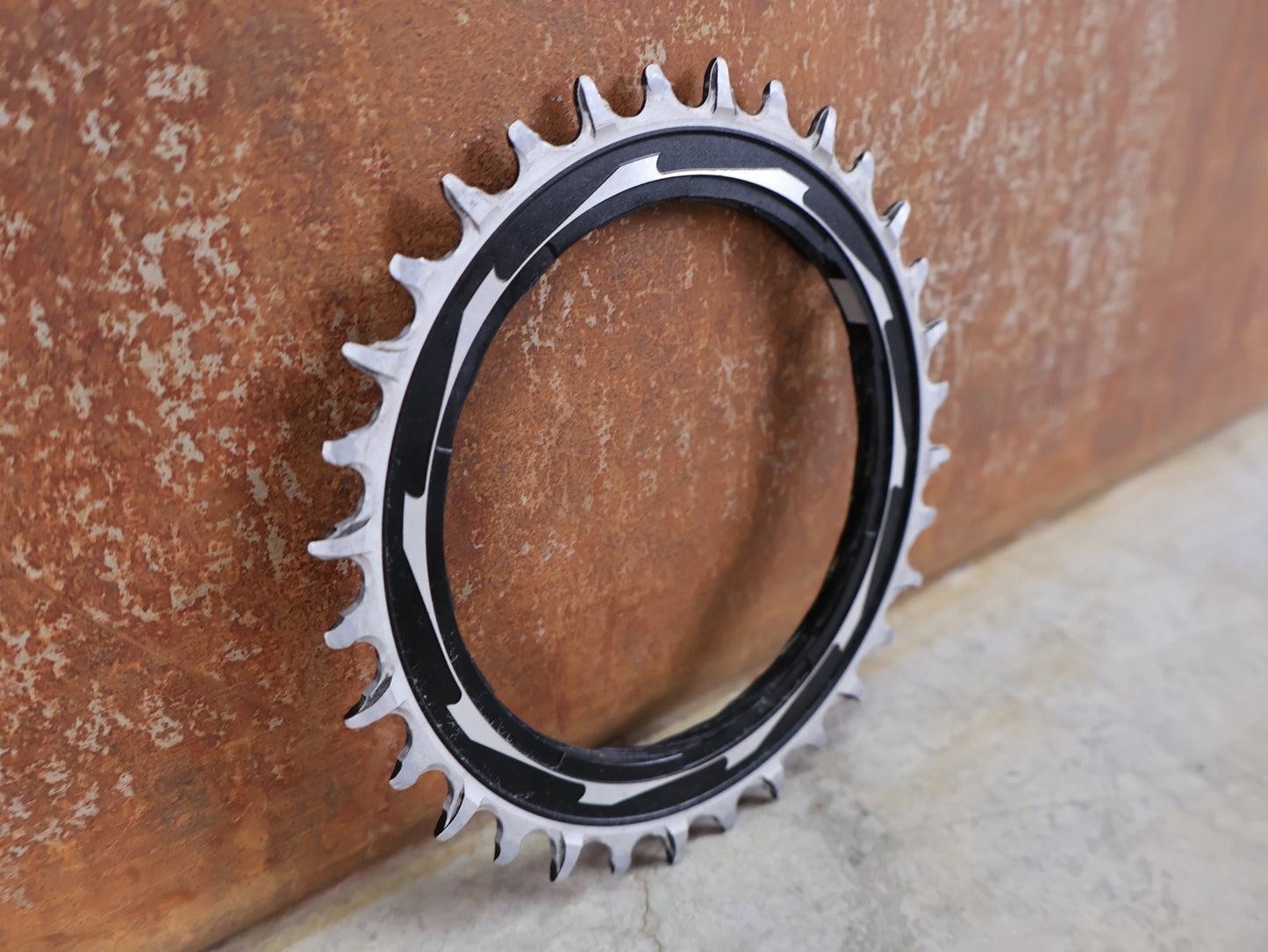 Kettenblatt von Sram, SRAM XX SL EAGLE T - TYPE KETTENBLATT / THREAD MOUNT – 32 ZÄHNE – 0 MM OFFSET vor USEDBIKES - OB.DE Hintergrund