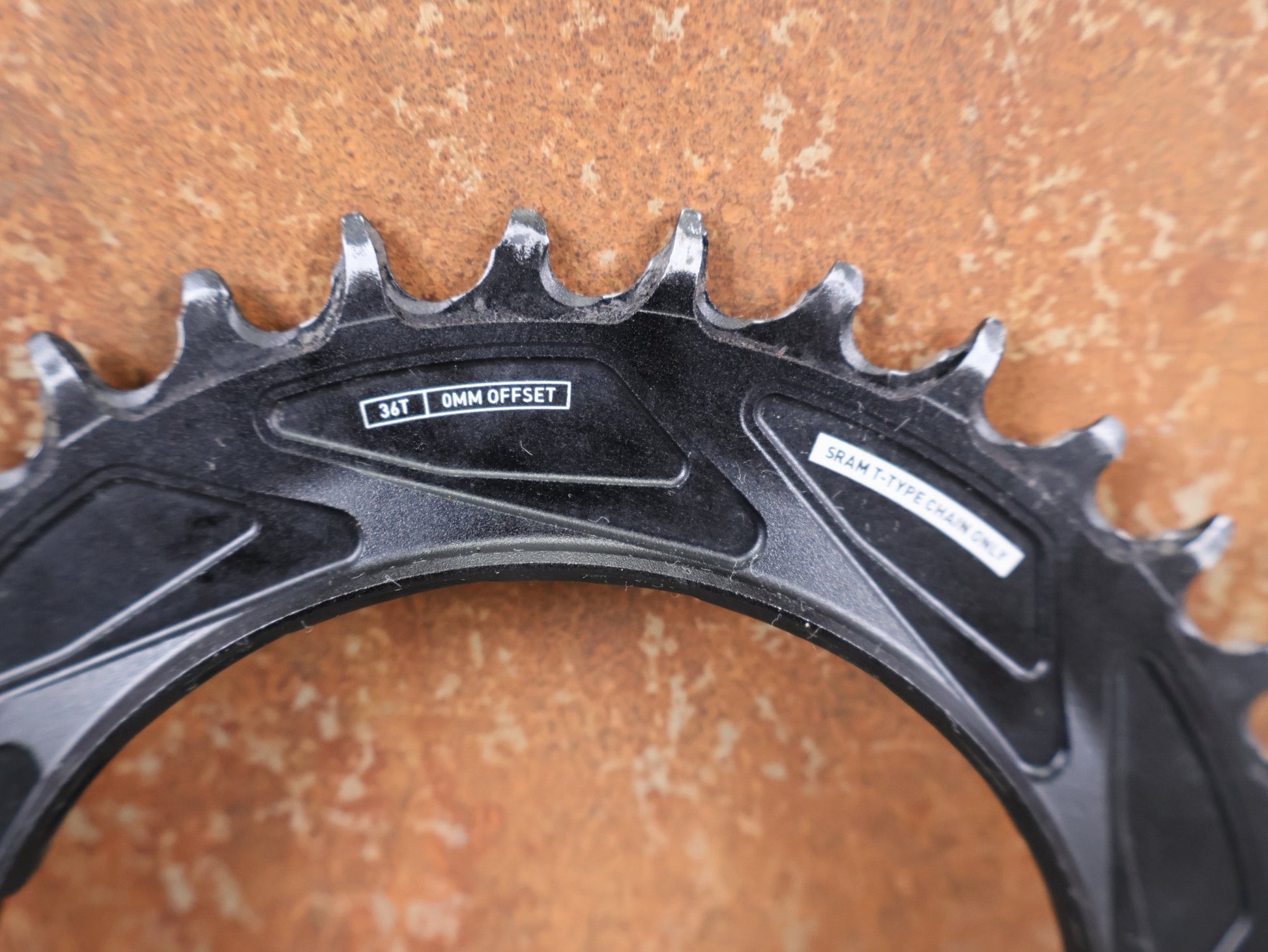 Kettenblatt von Sram, SRAM XX SL EAGLE T - TYPE KETTENBLATT / THREAD MOUNT – 36 ZÄHNE – 0 MM OFFSET vor USEDBIKES - OB.DE Hintergrund