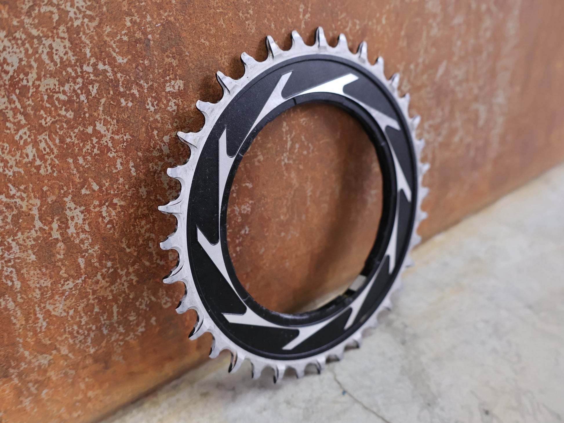 Kettenblatt von Sram, SRAM XX SL EAGLE T - TYPE KETTENBLATT / THREAD MOUNT – 36 ZÄHNE – 0 MM OFFSET vor USEDBIKES - OB.DE Hintergrund