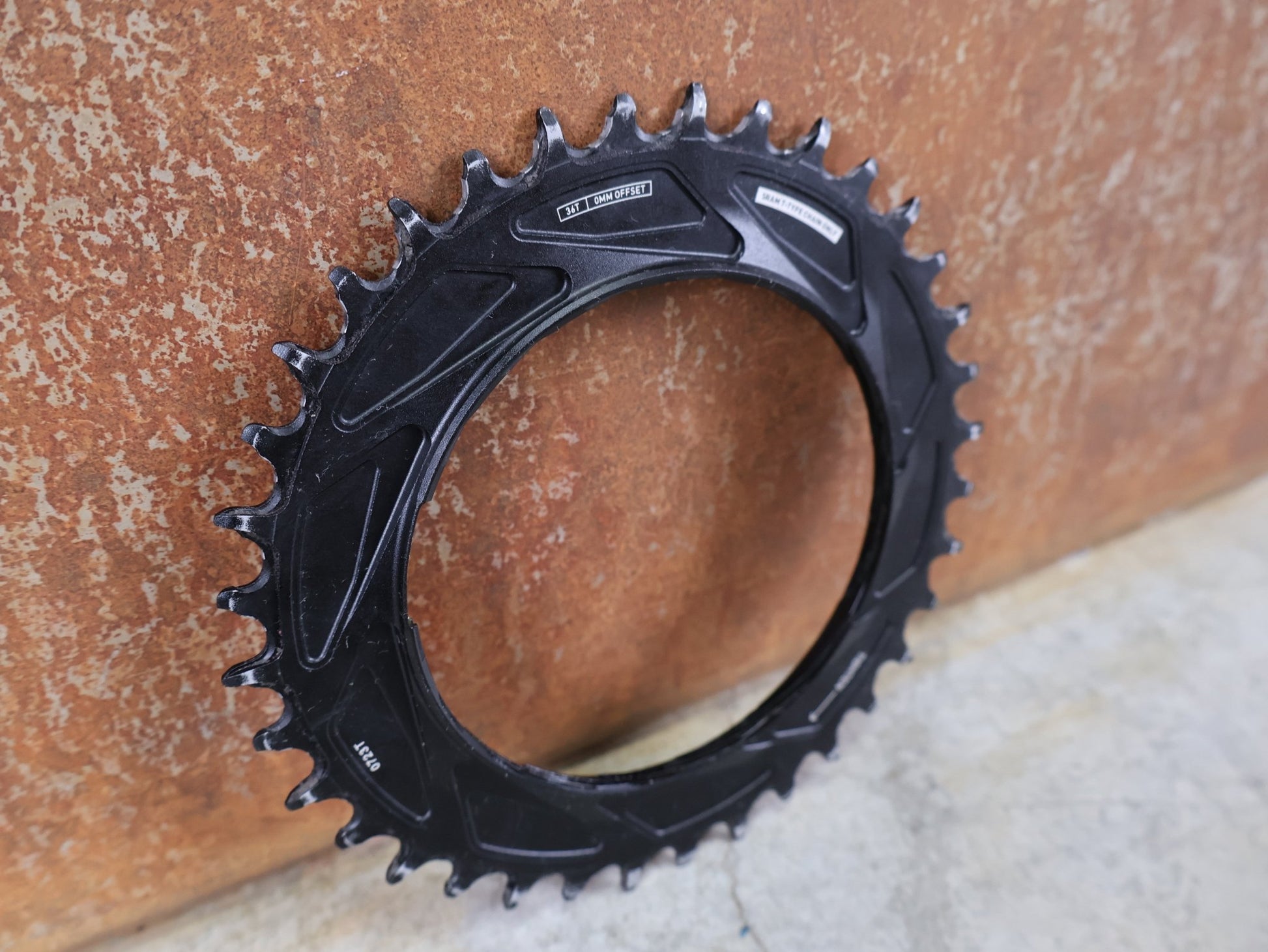 Kettenblatt von Sram, SRAM XX SL EAGLE T - TYPE KETTENBLATT / THREAD MOUNT – 36 ZÄHNE – 0 MM OFFSET vor USEDBIKES - OB.DE Hintergrund