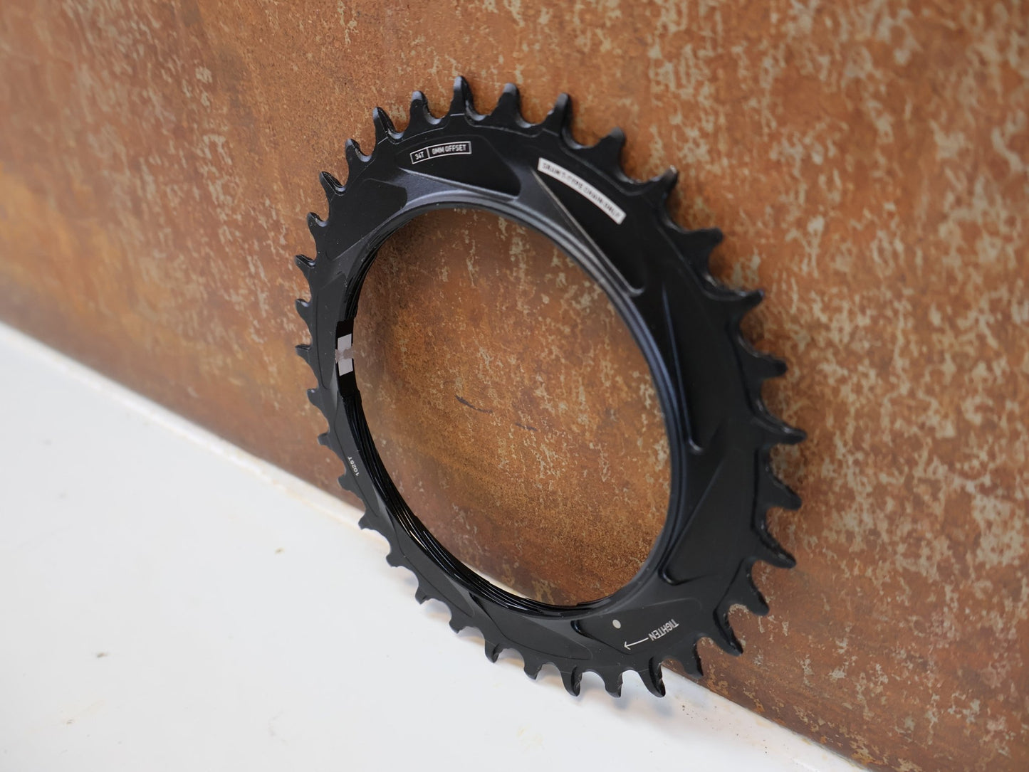 Kettenblatt von Sram, SRAM XX SL EAGLE TRANSMISSION KETTENBLATT / 34 ZÄHNE / 0 MM OFFSET / THREAD MOUNT vor USEDBIKES - OB.DE Hintergrund