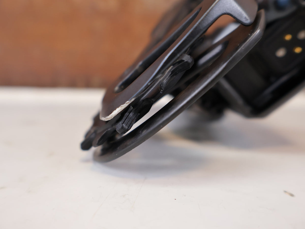 Schaltungsteile von Sram, SRAM XX1 Eagle AXS 12-fach Schaltwerk 52Z Carbon Titan vor USEDBIKES-OB.DE Hintergrund