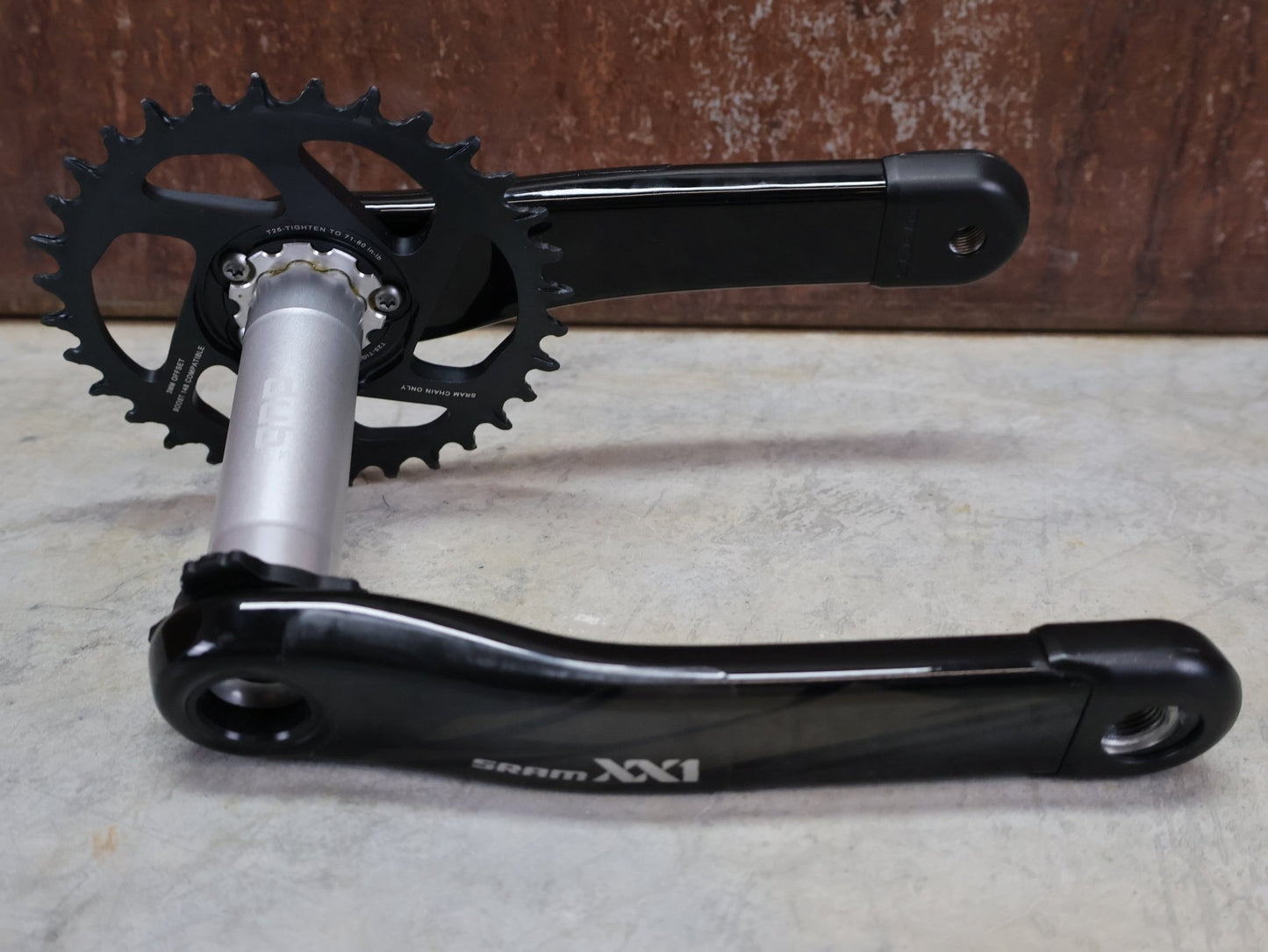 Schaltungsteile von Sram, SRAM XX1 EAGLE DUB KURBELGARNITUR 32 ZÄHNE / 175MM vor USEDBIKES - OB.DE Hintergrund