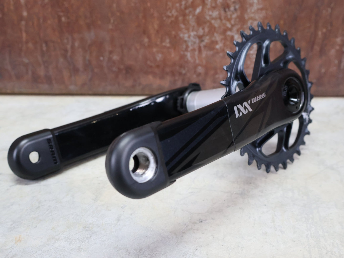 Schaltungsteile von Sram, SRAM XX1 EAGLE DUB KURBELGARNITUR 32 ZÄHNE / 175MM vor USEDBIKES - OB.DE Hintergrund