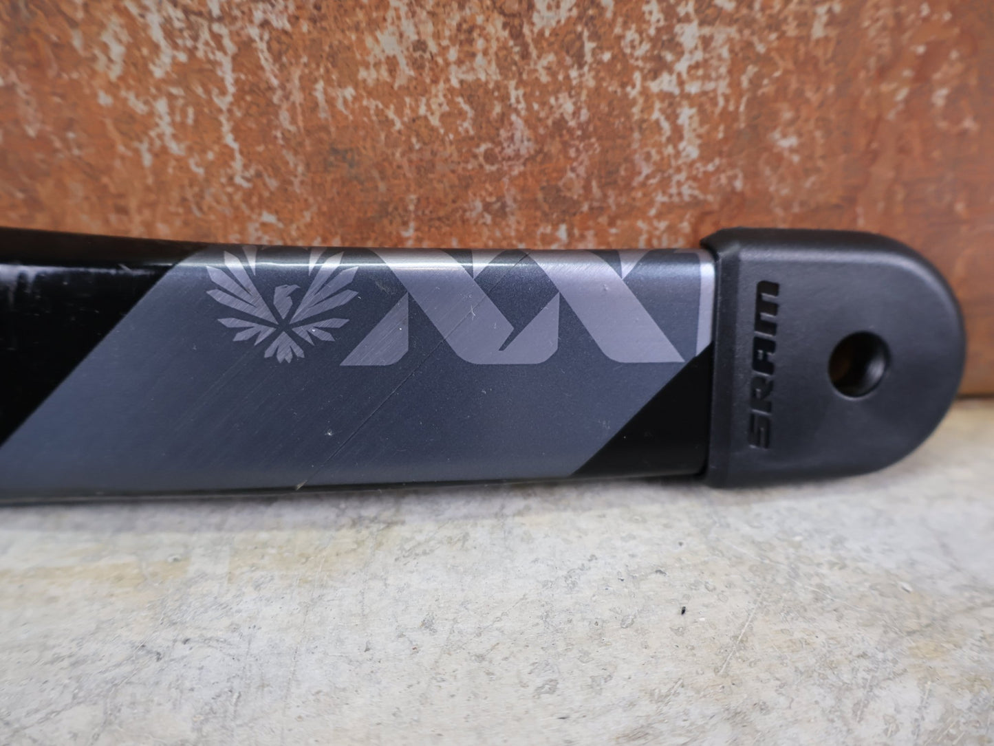 Kurbel von Sram, SRAM XX1 EAGLE DUB SL KURBELARME 170 MM – BOOST 52 MM – 8 - BOLT – CARBON vor USEDBIKES - OB.DE Hintergrund