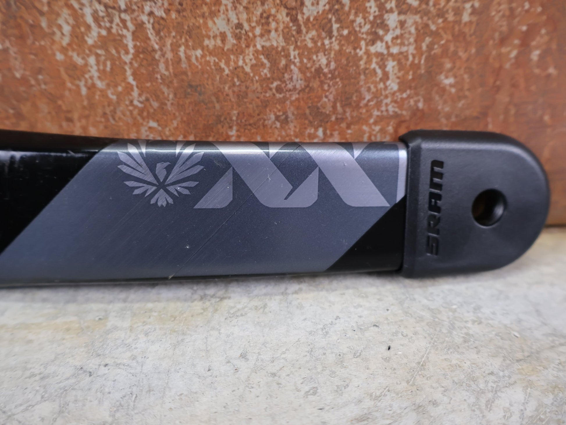 Kurbel von Sram, SRAM XX1 EAGLE DUB SL KURBELARME 170 MM – BOOST 52 MM – 8 - BOLT – CARBON vor USEDBIKES - OB.DE Hintergrund