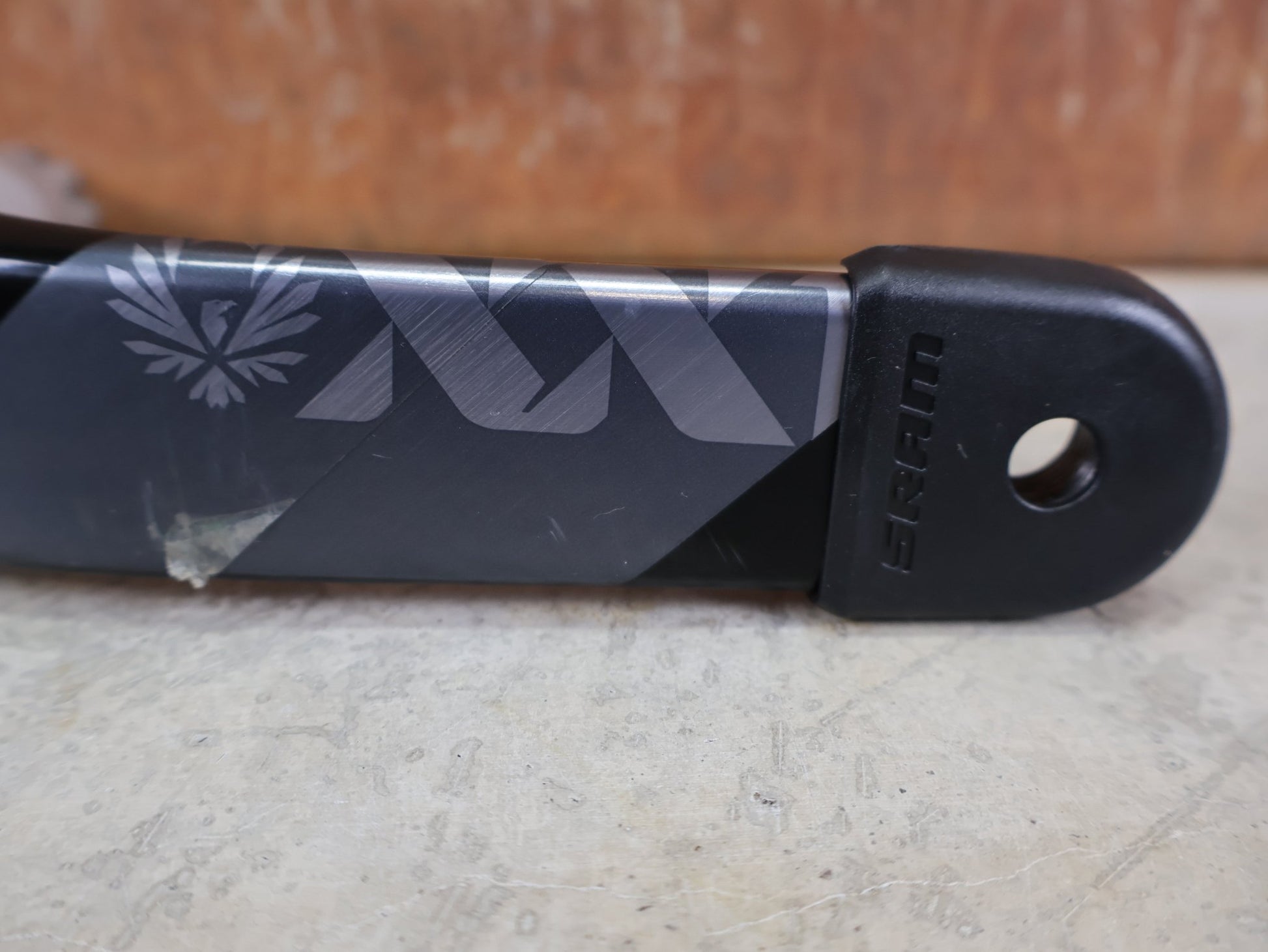 Kurbel von Sram, SRAM XX1 EAGLE DUB SL KURBELARME 170 MM – BOOST 52 MM – 8 - BOLT – CARBON vor USEDBIKES - OB.DE Hintergrund