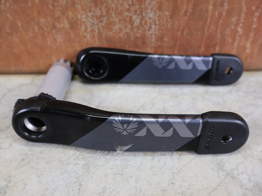 Kurbel von Sram, SRAM XX1 EAGLE DUB SL KURBELARME 170 MM – BOOST 52 MM – 8 - BOLT – CARBON vor USEDBIKES - OB.DE Hintergrund