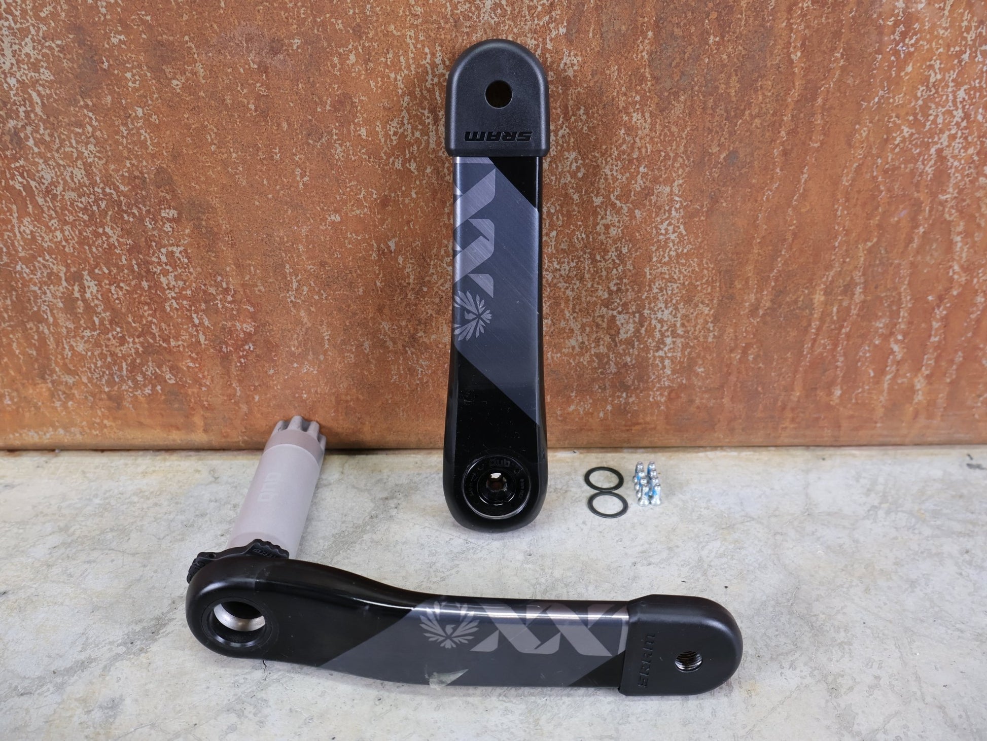 Kurbel von Sram, SRAM XX1 EAGLE DUB SL KURBELARME 170 MM – BOOST 52 MM – 8 - BOLT – CARBON vor USEDBIKES - OB.DE Hintergrund