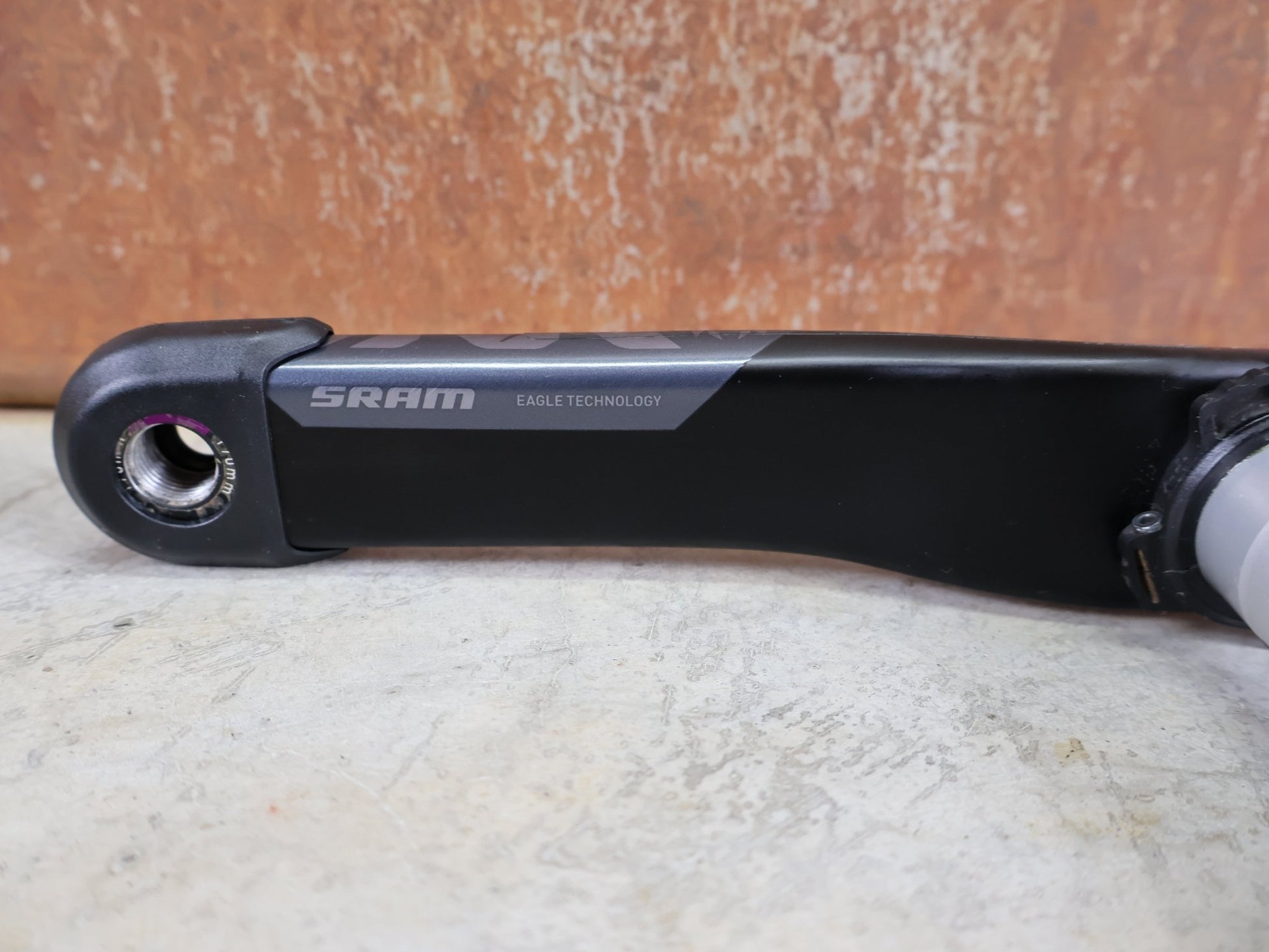 Kurbel von Sram, SRAM XX1 EAGLE DUB SL KURBELARME 170 MM – BOOST 52 MM – 8 - BOLT – CARBON vor USEDBIKES - OB.DE Hintergrund