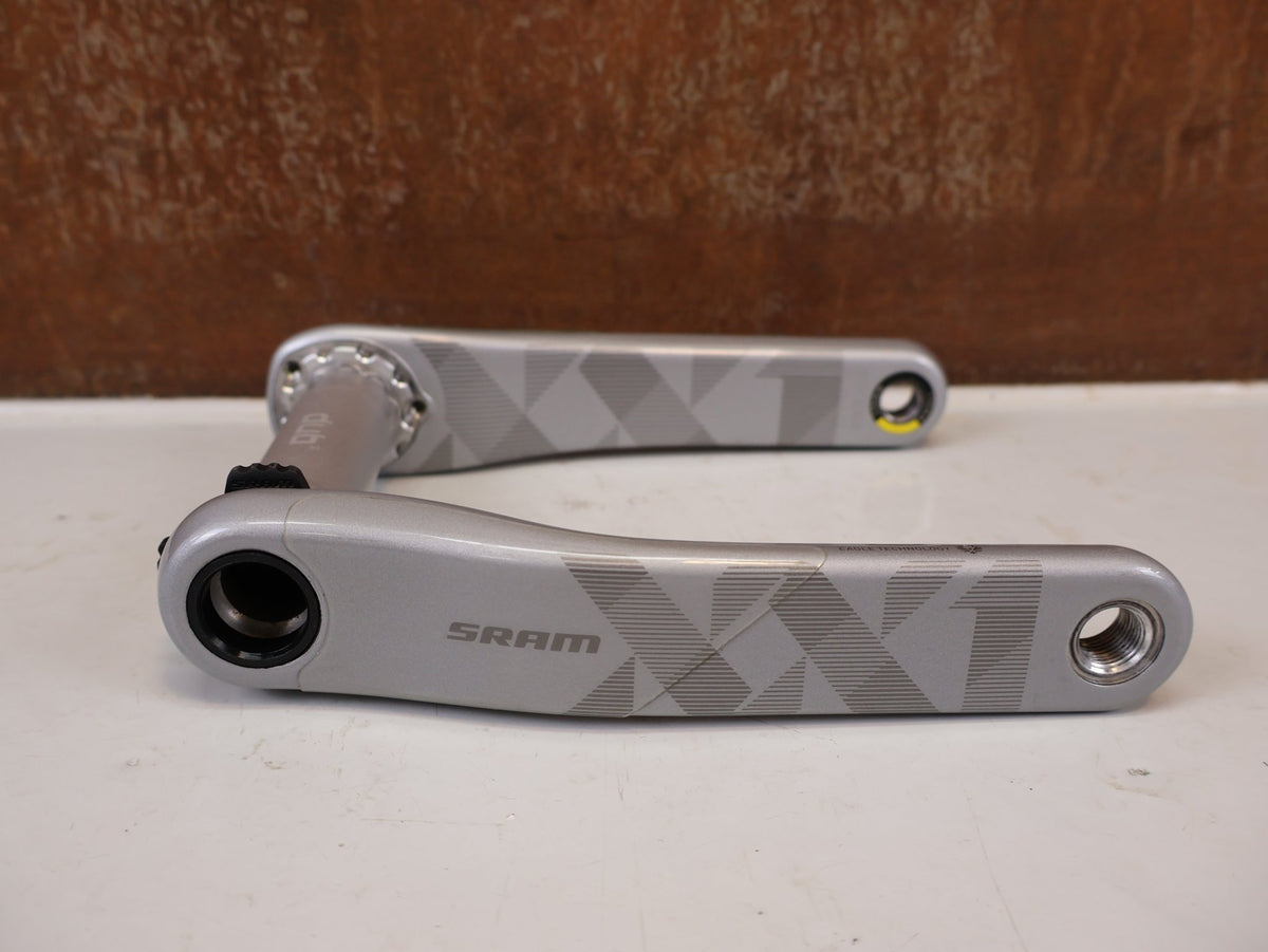 Kurbel von Sram, SRAM XX1 Eagle Kurbel Nino Schurter DUB SL 175mm / 3-Bolt vor USEDBIKES-OB.DE Hintergrund