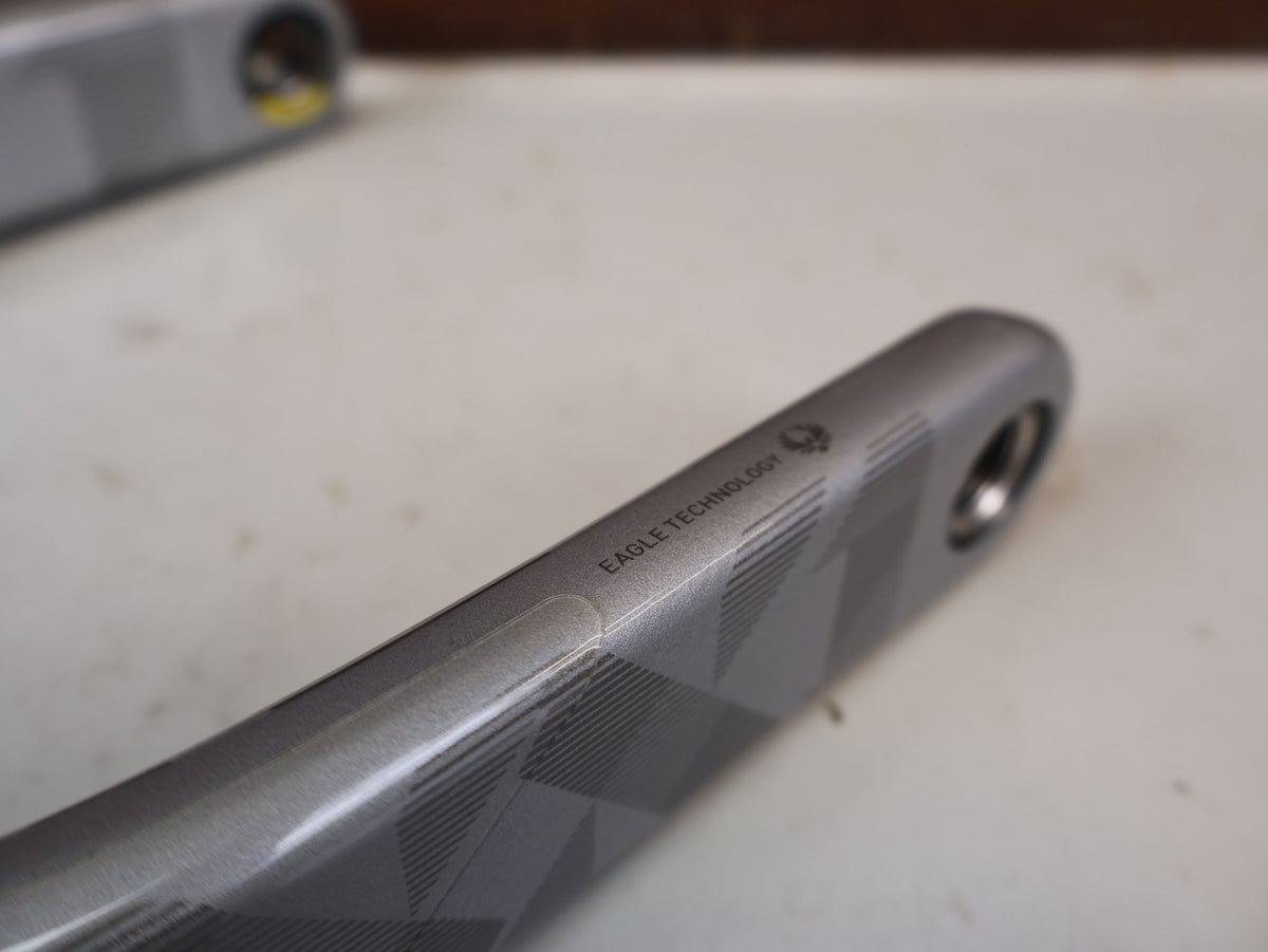 Kurbel von Sram, SRAM XX1 Eagle Kurbel Nino Schurter DUB SL 175mm / 3-Bolt vor USEDBIKES-OB.DE Hintergrund