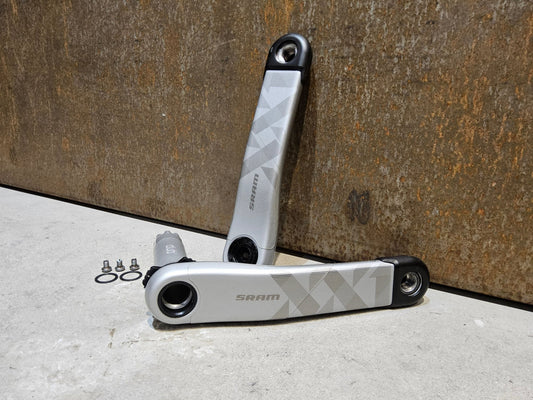 Kurbel von Sram, SRAM XX1 EAGLE KURBELARME 3 - BOLT 175MM OFFSET / N1NO SONDEREDITION vor USEDBIKES - OB.DE Hintergrund