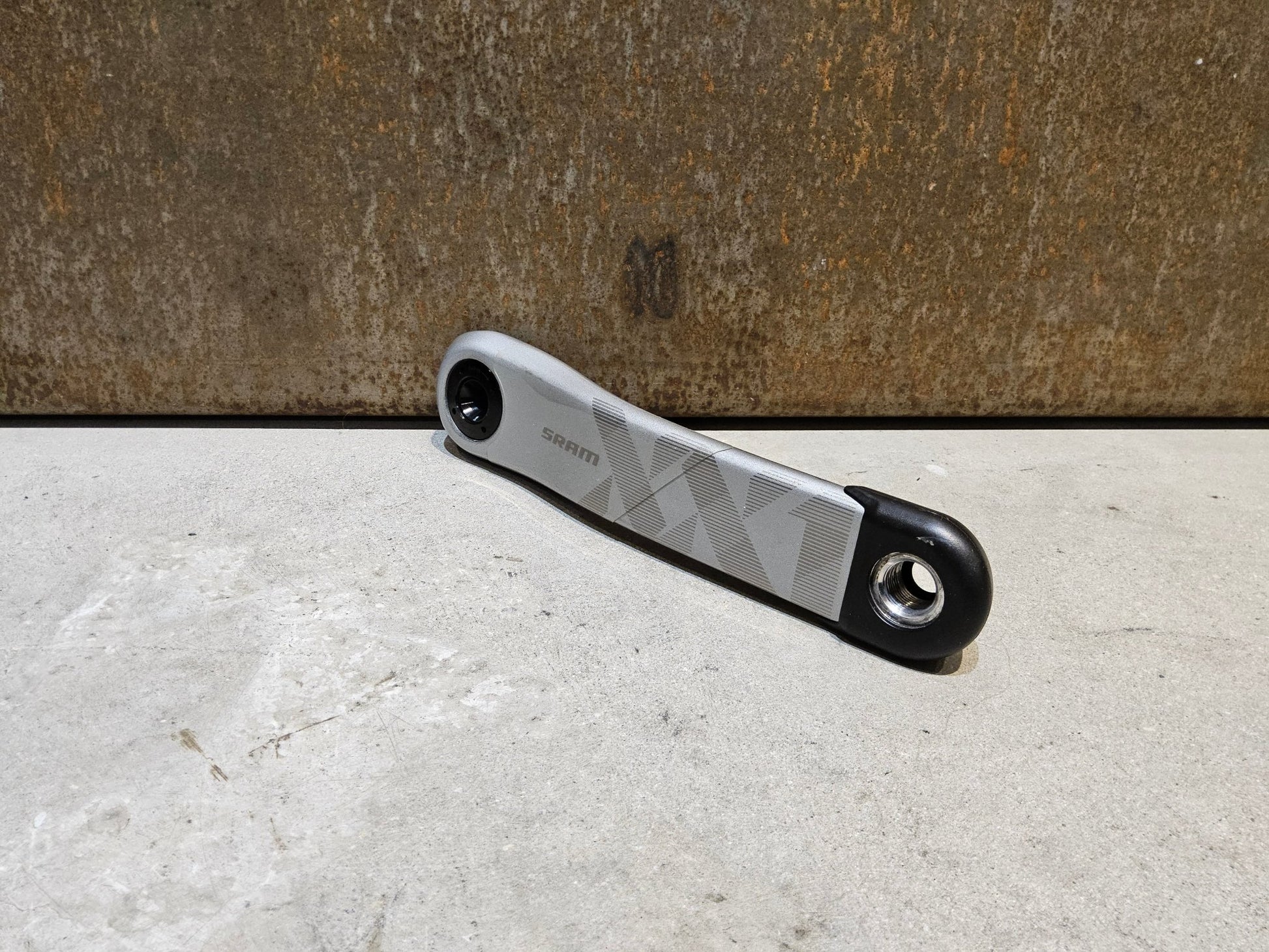 Kurbel von Sram, SRAM XX1 EAGLE KURBELARME 3 - BOLT 175MM OFFSET / N1NO SONDEREDITION vor USEDBIKES - OB.DE Hintergrund