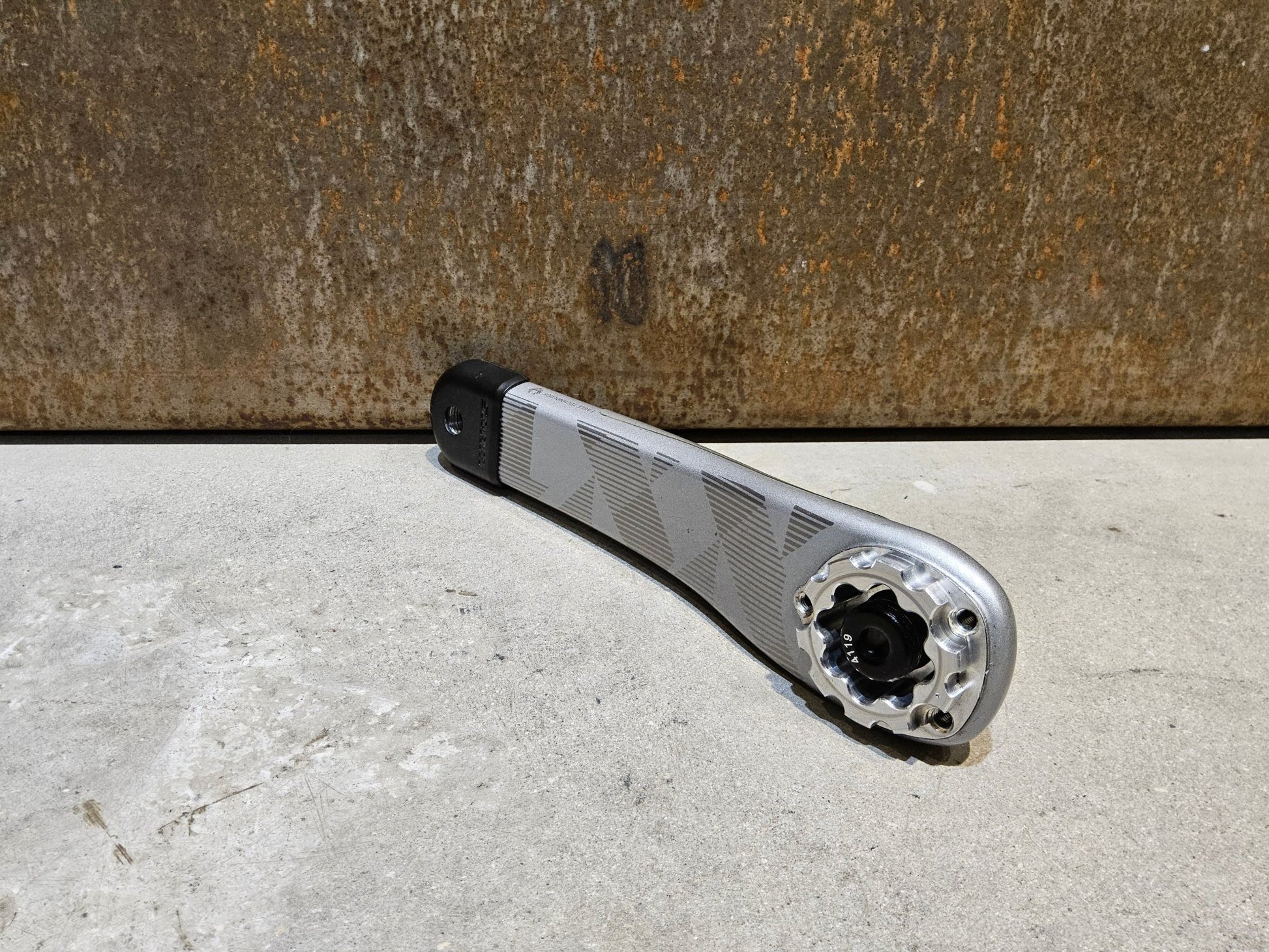Kurbel von Sram, SRAM XX1 EAGLE KURBELARME 3 - BOLT 175MM OFFSET / N1NO SONDEREDITION vor USEDBIKES - OB.DE Hintergrund