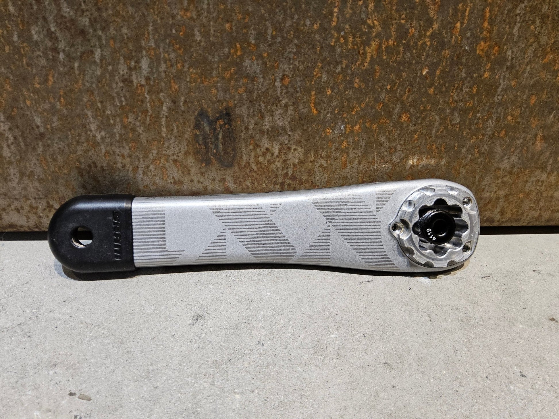 Kurbel von Sram, SRAM XX1 EAGLE KURBELARME 3 - BOLT 175MM OFFSET / N1NO SONDEREDITION vor USEDBIKES - OB.DE Hintergrund