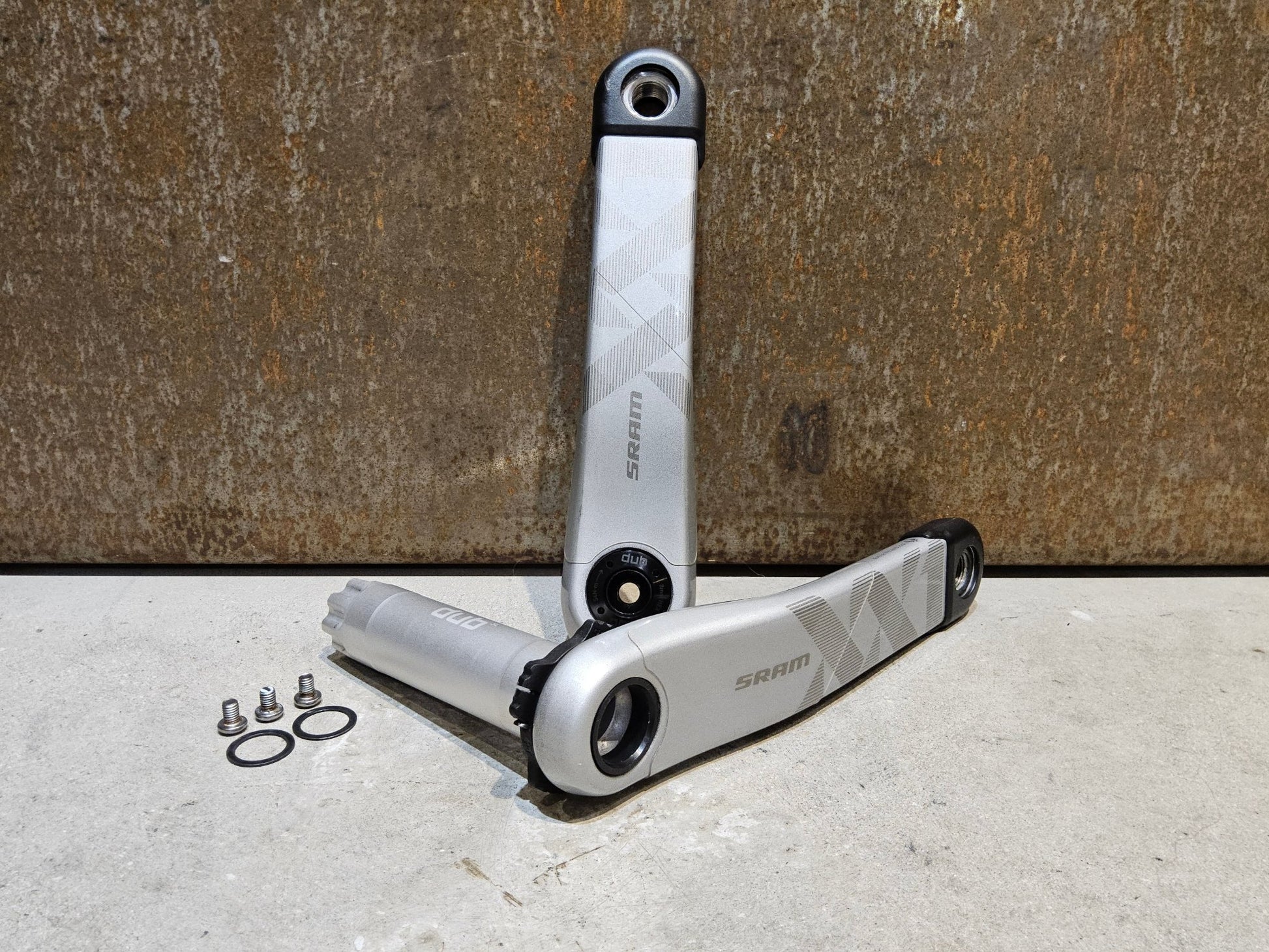 Kurbel von Sram, SRAM XX1 EAGLE KURBELARME 3 - BOLT 175MM OFFSET / N1NO SONDEREDITION vor USEDBIKES - OB.DE Hintergrund