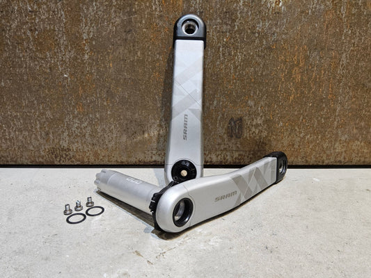 Kurbel von Sram, SRAM XX1 EAGLE KURBELARME 3 - BOLT 175MM OFFSET / N1NO SONDEREDITION vor USEDBIKES - OB.DE Hintergrund