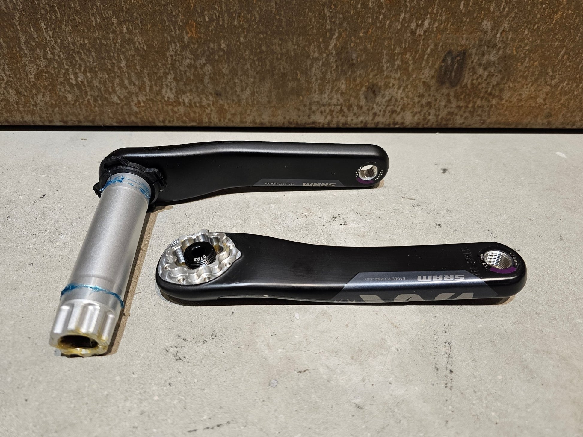 Kurbel von Sram, SRAM XX1 EAGLE KURBELARME DUB 8 - BOLT 170 / 175MM vor USEDBIKES - OB.DE Hintergrund