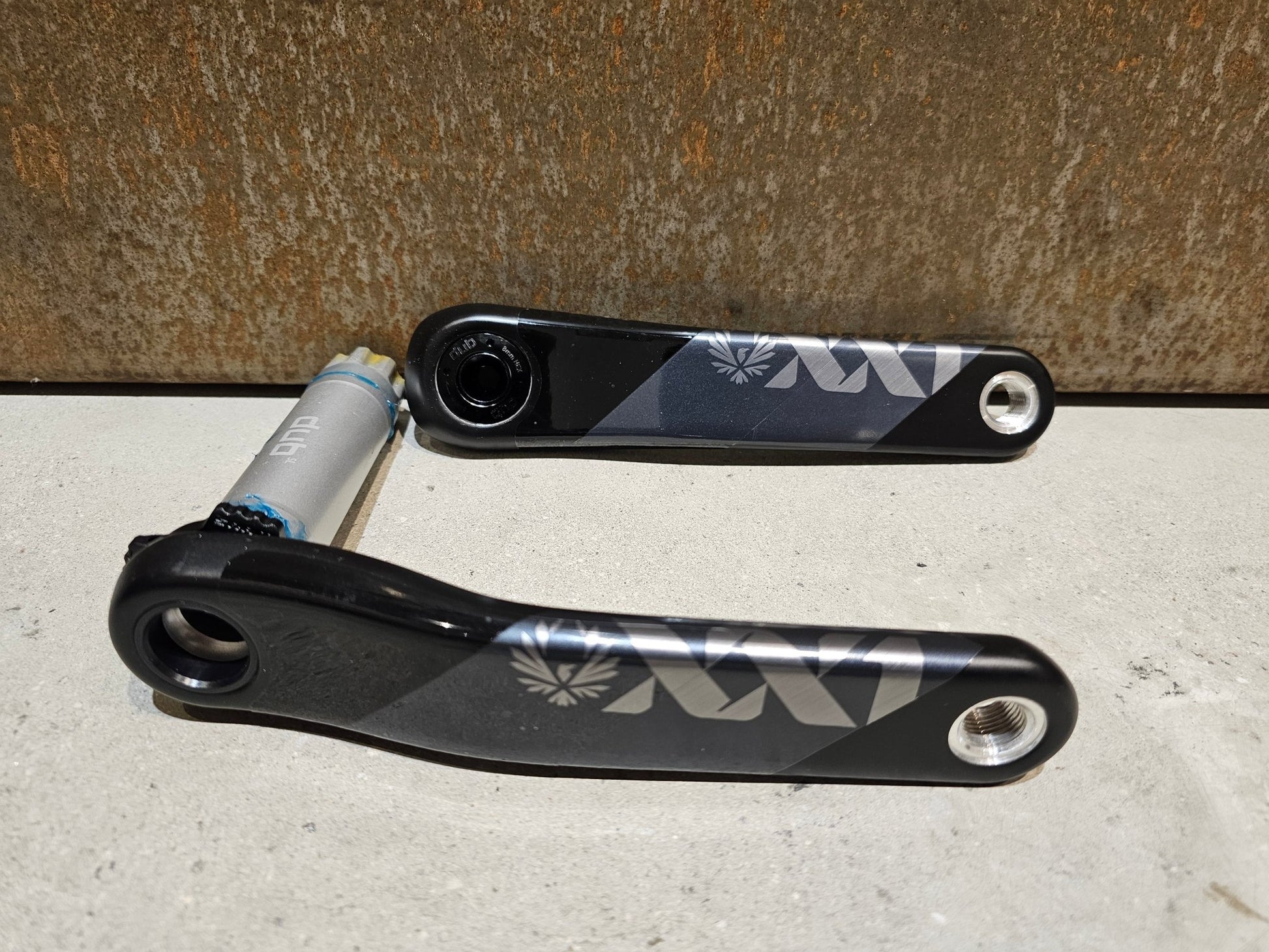 Kurbel von Sram, SRAM XX1 EAGLE KURBELARME DUB 8 - BOLT 170 / 175MM vor USEDBIKES - OB.DE Hintergrund