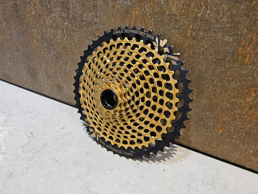 Kassette & Zahnkränze von Sram, SRAM XX1 GOLD XG 1299 KASSETTE ZAHNKRANZ 10 - 50 ZÄHNE vor USEDBIKES - OB.DE Hintergrund