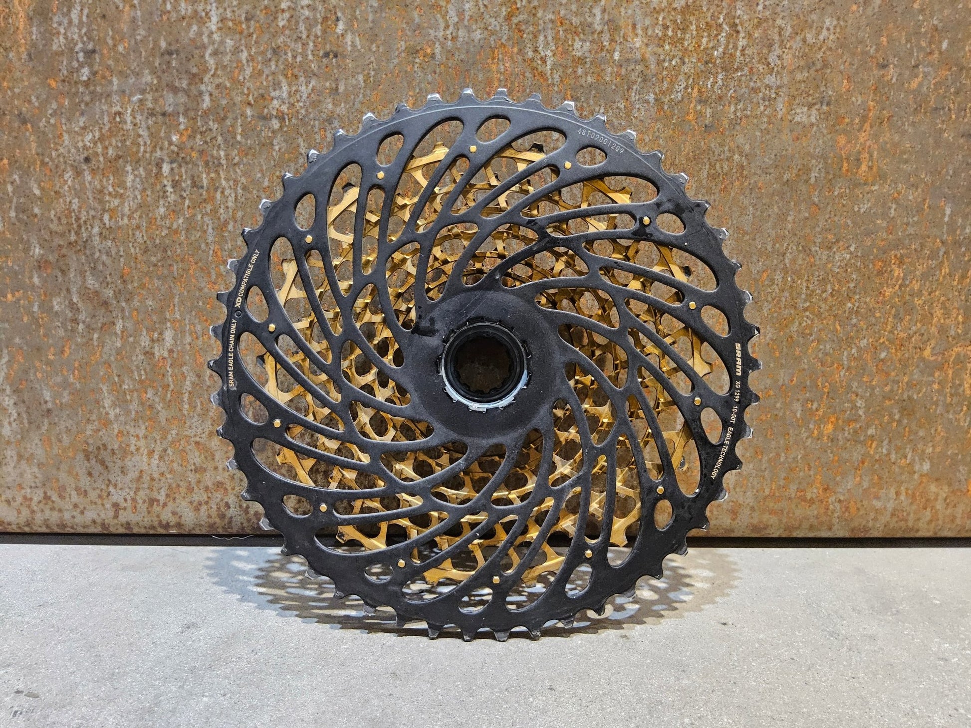 Kassette & Zahnkränze von Sram, SRAM XX1 GOLD XG 1299 KASSETTE ZAHNKRANZ 10 - 50 ZÄHNE vor USEDBIKES - OB.DE Hintergrund