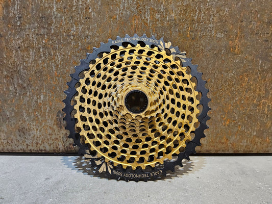 Kassette & Zahnkränze von Sram, SRAM XX1 GOLD XG 1299 KASSETTE ZAHNKRANZ 10 - 50 ZÄHNE vor USEDBIKES - OB.DE Hintergrund