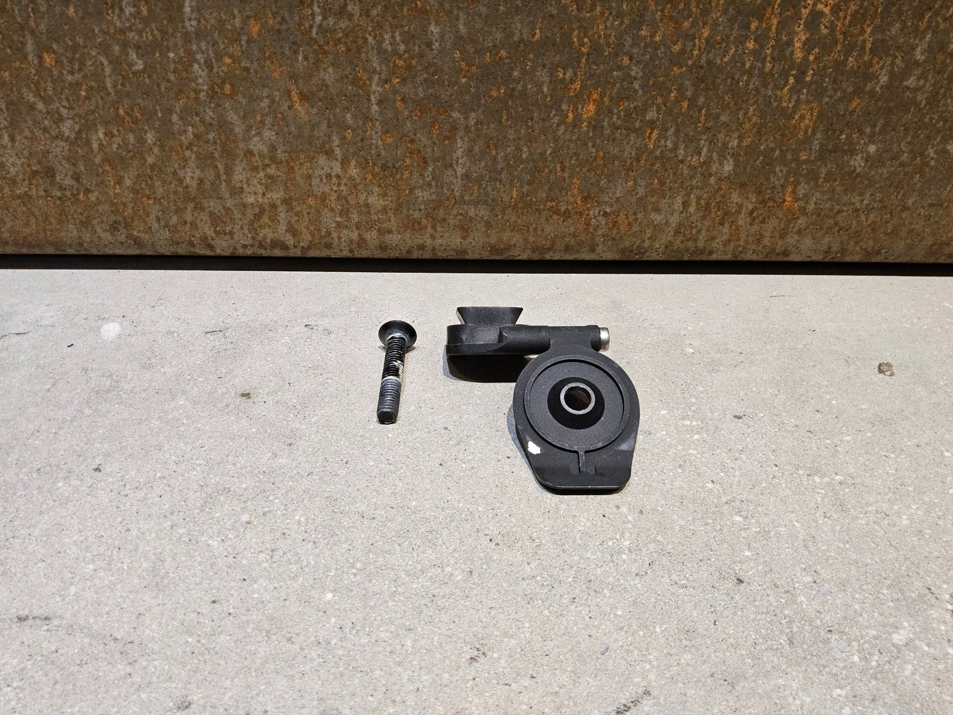 Computerhalterung von SRM, SRM POWERCONTROL COMPUTERMOUNT SCOTT FRASER IC TOP CAP vor USEDBIKES - OB.DE Hintergrund