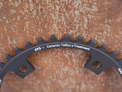 Kettenblatt von Stronglight, STRONGLIGHT CT2 KETTENBLATT 42 ZÄHNE 130MM 10/11-FACH SCHWARZ vor USEDBIKES-OB.DE Hintergrund