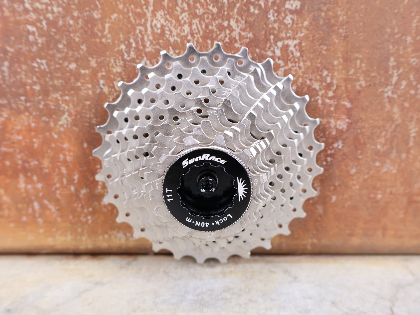 Kassette & Zahnkränze von Wahoo, SUNRACE / MICROSHIFT WAHOO 11 - FACH KASSETTE – 11–28 ZÄHNE – SRAM / SHIMANO vor USEDBIKES - OB.DE Hintergrund