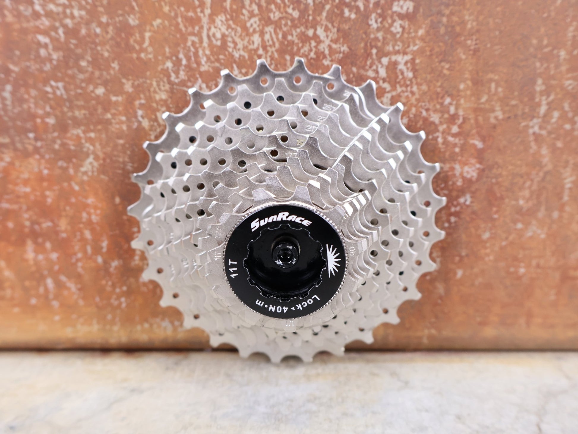 Kassette & Zahnkränze von Wahoo, SUNRACE / MICROSHIFT WAHOO 11 - FACH KASSETTE – 11–28 ZÄHNE – SRAM / SHIMANO vor USEDBIKES - OB.DE Hintergrund