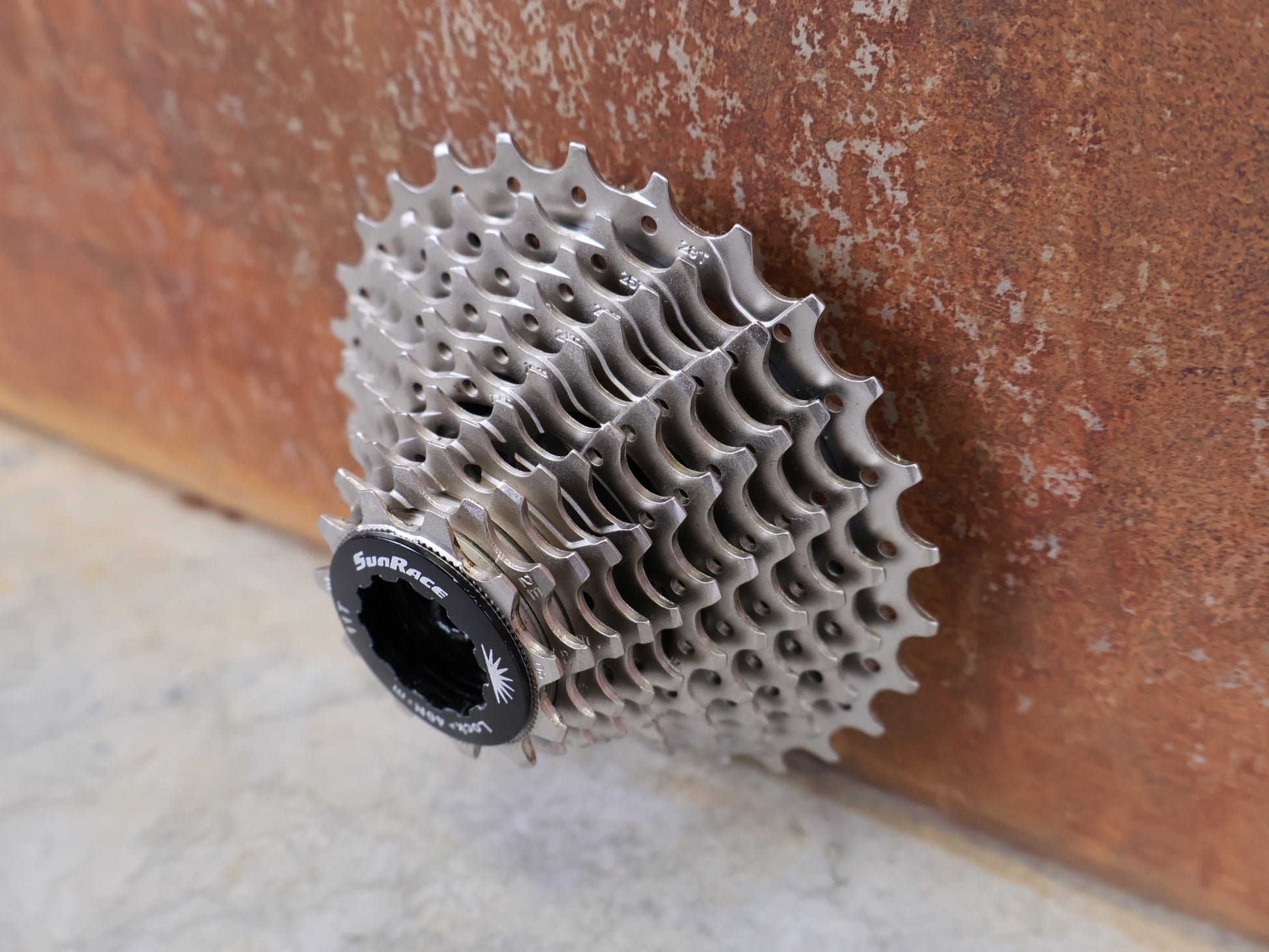 Kassette & Zahnkränze von Wahoo, SUNRACE / MICROSHIFT WAHOO 11 - FACH KASSETTE – 11–28 ZÄHNE – SRAM / SHIMANO vor USEDBIKES - OB.DE Hintergrund