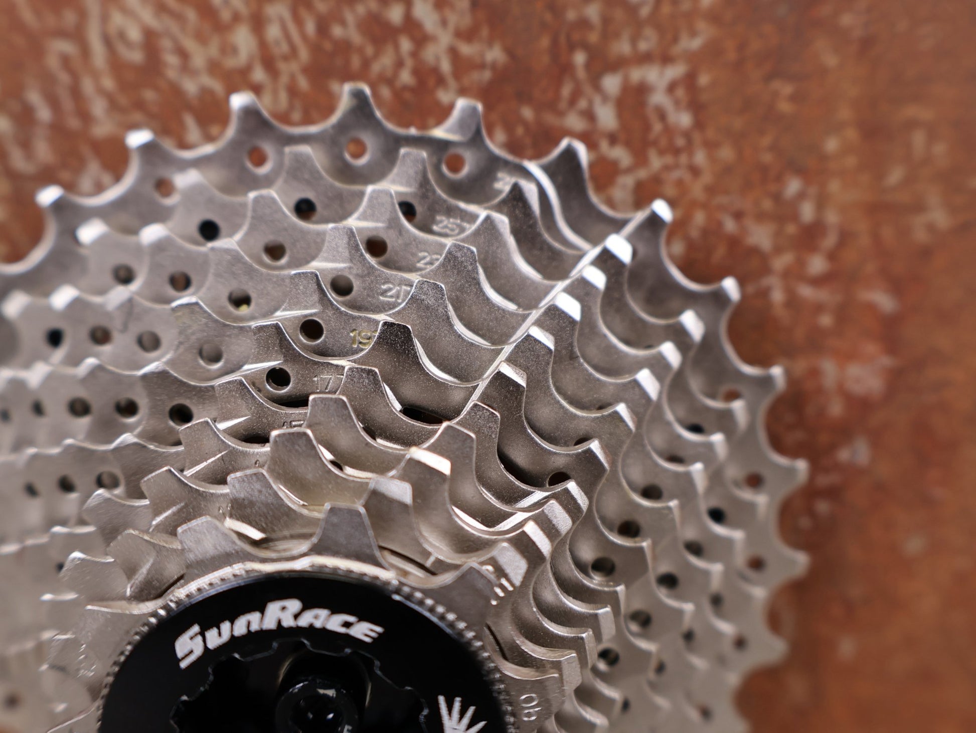 Kassette & Zahnkränze von Wahoo, SUNRACE / MICROSHIFT WAHOO 11 - FACH KASSETTE – 11–28 ZÄHNE – SRAM / SHIMANO vor USEDBIKES - OB.DE Hintergrund