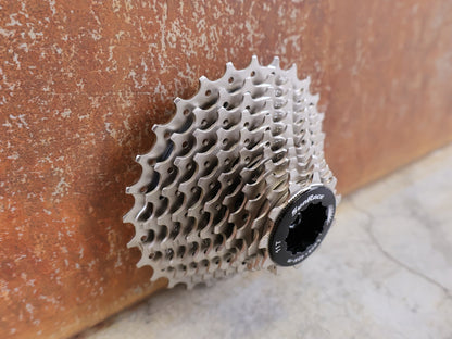 Kassette & Zahnkränze von Wahoo, SUNRACE / MICROSHIFT WAHOO 11 - FACH KASSETTE – 11–28 ZÄHNE – SRAM / SHIMANO vor USEDBIKES - OB.DE Hintergrund