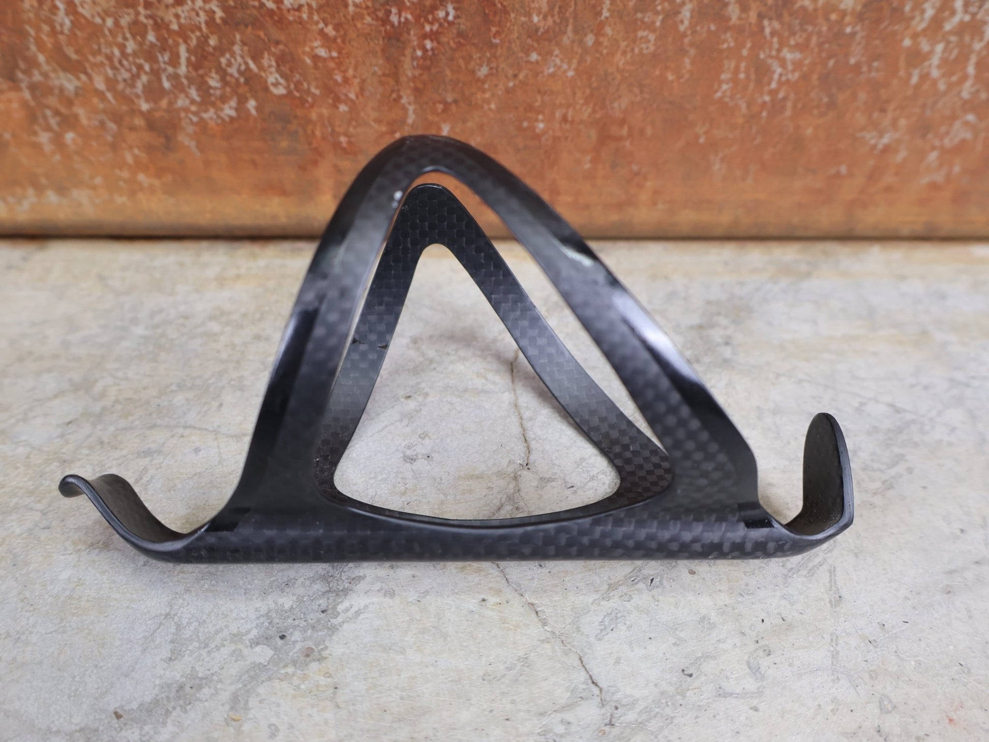 Trinkflaschen und Halter von Supacaz, SUPACAZ BLACK CARBON FLY FLASCHENHALTER / CARBON / 21 G vor USEDBIKES - OB.DE Hintergrund