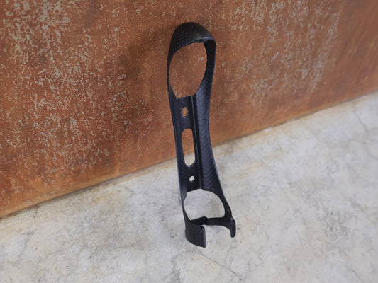 Trinkflaschen und Halter von Supacaz, SUPACAZ TRI FLY FLASCHENHALTER – 3K CARBON – ULTRALEICHT – RENNRAD / ROAD BIKE vor USEDBIKES - OB.DE Hintergrund