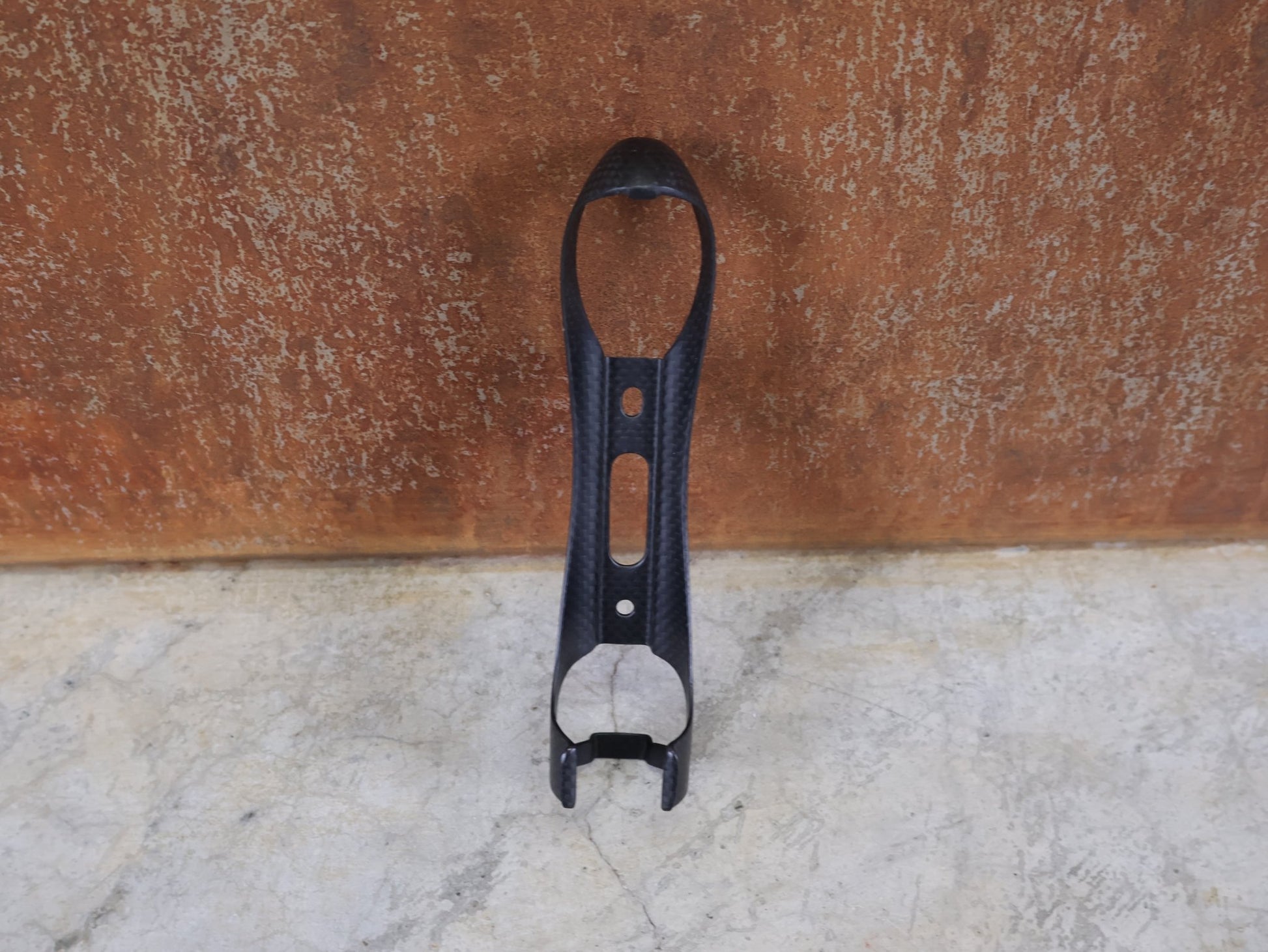 Trinkflaschen und Halter von Supacaz, SUPACAZ TRI FLY FLASCHENHALTER – 3K CARBON – ULTRALEICHT – RENNRAD / ROAD BIKE vor USEDBIKES - OB.DE Hintergrund