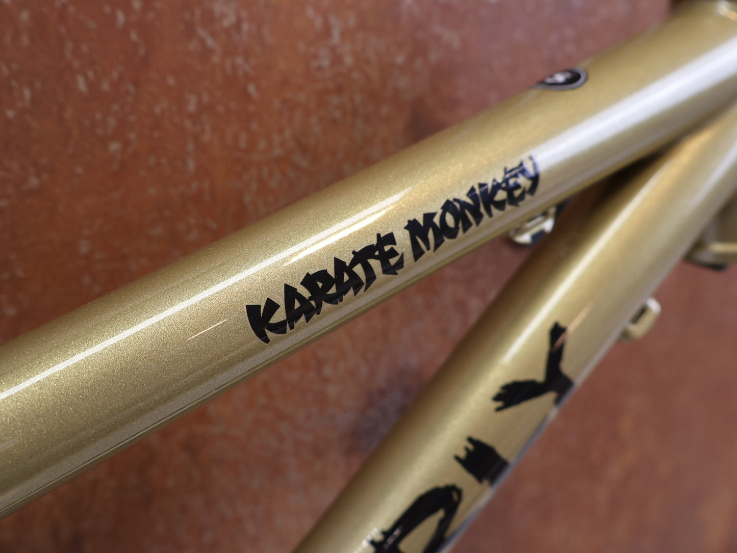 Mountainbikerahmen von Surley, SURLY KARATE MONKEY RAHMENSET FOOLS GOLD / S vor USEDBIKES-OB.DE Hintergrund
