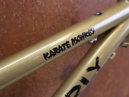 Mountainbikerahmen von Surley, SURLY KARATE MONKEY RAHMENSET FOOLS GOLD / S vor USEDBIKES-OB.DE Hintergrund