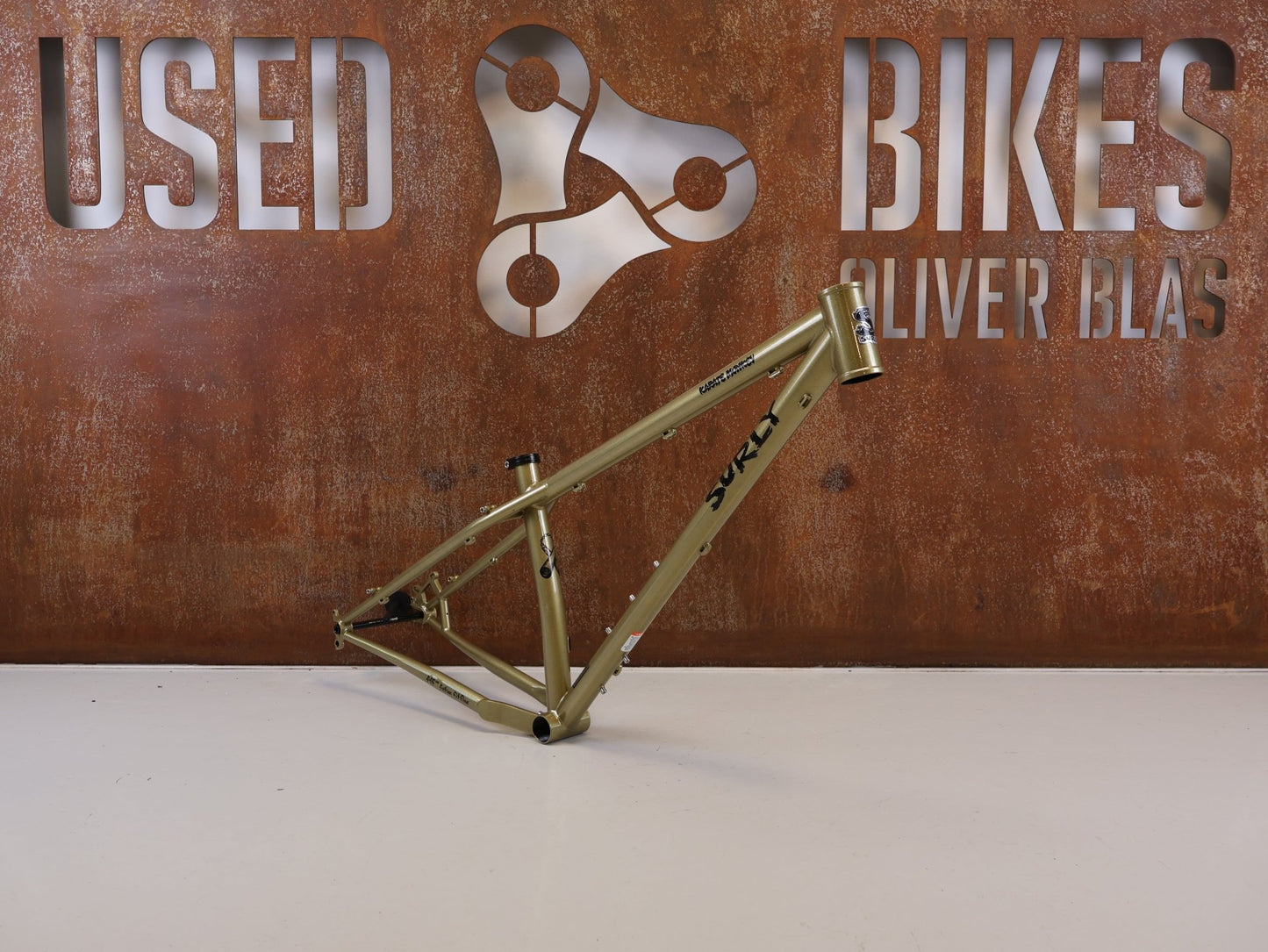 Mountainbikerahmen von Surley, SURLY KARATE MONKEY RAHMENSET FOOLS GOLD / S vor USEDBIKES-OB.DE Hintergrund