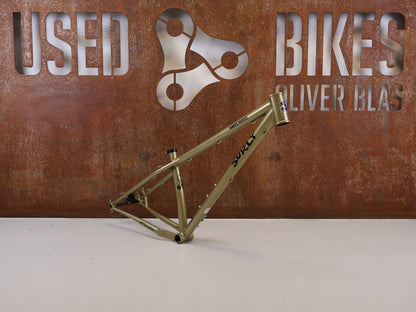 Mountainbikerahmen von Surley, SURLY KARATE MONKEY RAHMENSET FOOLS GOLD / S vor USEDBIKES-OB.DE Hintergrund