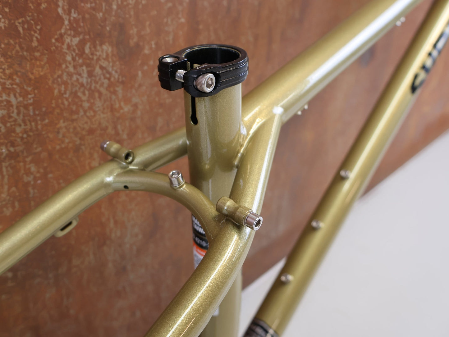 Mountainbikerahmen von Surley, SURLY KARATE MONKEY RAHMENSET FOOLS GOLD / S vor USEDBIKES-OB.DE Hintergrund