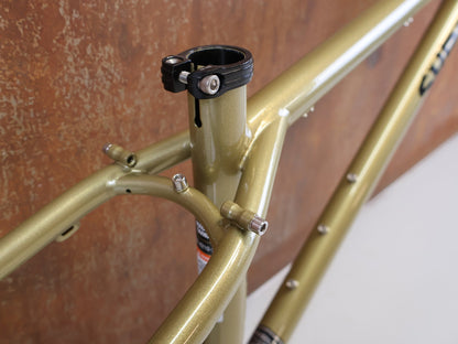Mountainbikerahmen von Surley, SURLY KARATE MONKEY RAHMENSET FOOLS GOLD / S vor USEDBIKES-OB.DE Hintergrund